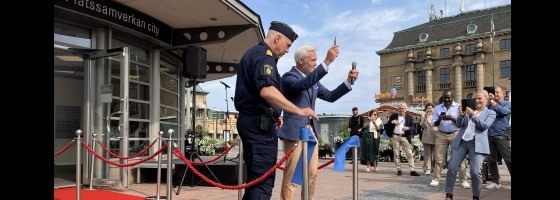 Max Olsson, lokalpolisområdeschef i Göteborg city, och Jonas Attenius, kommunstyrelsens ordförande i Göteborg, klippte bandet vid invigningen av den nya samverkanslokalen på Drottningtorget.