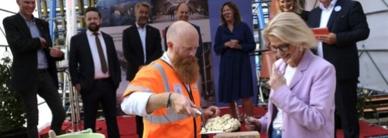 Niclas Böregård, platschef på Peab, instruerar finansminister Elisabeth Svantesson inför murningen.