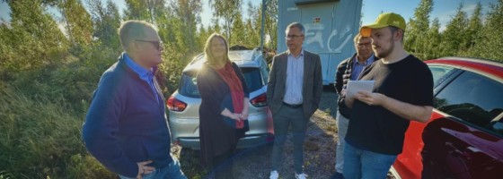 Erik Persson, Marie Bergeås mark- och exploateringschef vid Katrineholms kommun, Johan Söderberg, Christer Sundkvist vid den aktuella marken, i samtal med reporter från Katrineholms Kuriren.