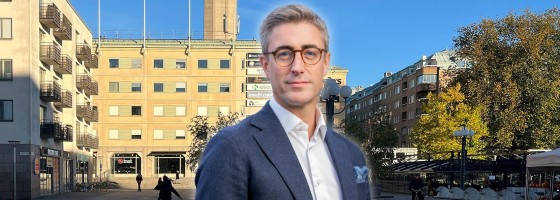 Fredrik Ronvall framför Göta ark, på Medborgarplatsen på Södermalm, som AMF Fastigheter köper av Balder. Obs. Bilden är ett montage.