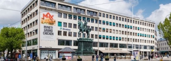 Centrumhuset ligger i Fredstan, precis vid Karl IX:s ryttarstaty, som har smeknamnet Kopparmärra.