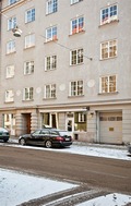 I den här fastigheten på Skeppargatan 58 på Östermalm i Stockholm ligger en parkeringsplats ute till försäljning för 650 000 kronor. Bilder: Mäklarhuset.