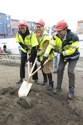 Representanter för Sisab, Skanska och Stockholms stad tog i går det första spadtaget för en miljömärkt skola i Stockholm.
