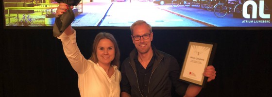 Charlotta Skog, Koncept, och Pehr Westman, Atrium Ljungberg, tar emot pris när Atrium Ljungberg vann Sveriges Snyggaste Kontor 2018.