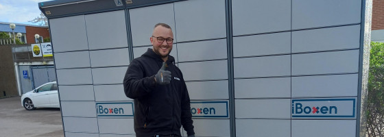 Bild på iBoxen nummer: 998 - 1 000 på Flogstavägen i Uppsala. Med på bilden är Daniel Arnberg, teamledare på Saps, en av de leverantörer iBoxen samarbetar med för utsättning och underhåll av boxar.