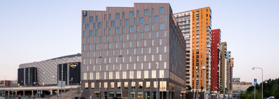 Nordiska Investeringsbanken (NIB) och Fabege har avtalat om ett tioårigt lån om 432,5 miljoner kronor för finansiering av Skandinaviens första noll-energi hotell i Arenastaden, Solna.
