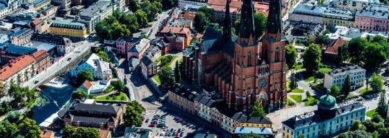 Flygfoto över Uppsala med domkyrkan.