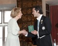 Marianne Ränk tar emot medaljen av prins Carl Philip. Bild: Scanpix.