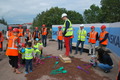 Vid det första spadtaget för det nya bostadsområdet i Kalmar medverkade barn från den närbelägna förskolan Lokomotivet.