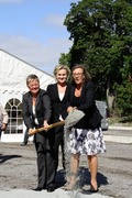 Ingela Nylund Watz, Alexandra Lauren och Eva Nygren tar det första spadtaget till två nya hyreshus i Södertälje. Bild: Telge Bostäder.